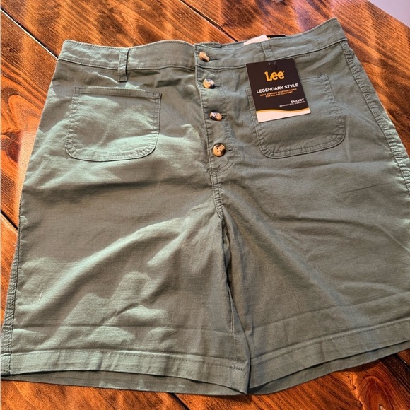 NWT Lee shorts Button front & front patch pockets stretch Leaf green 8”  Size 16 - Picture 1 of 6